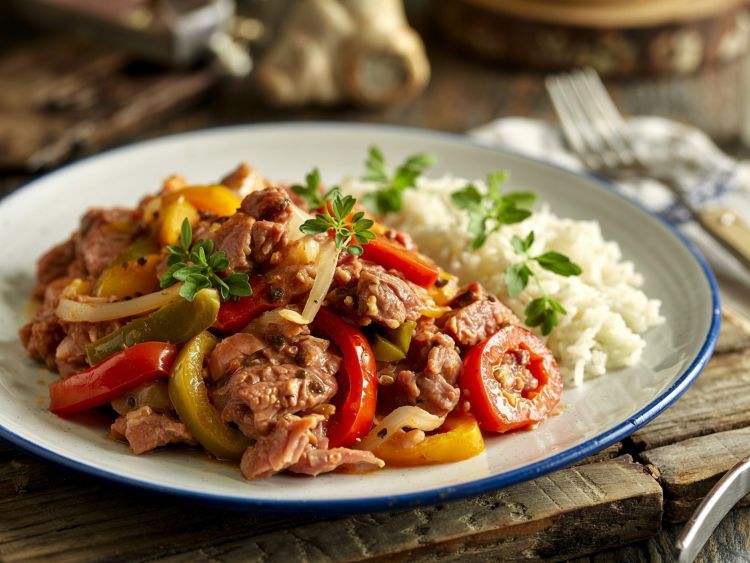 carne de corzo con verduras salteado de carne de corzo con verduras y arroz